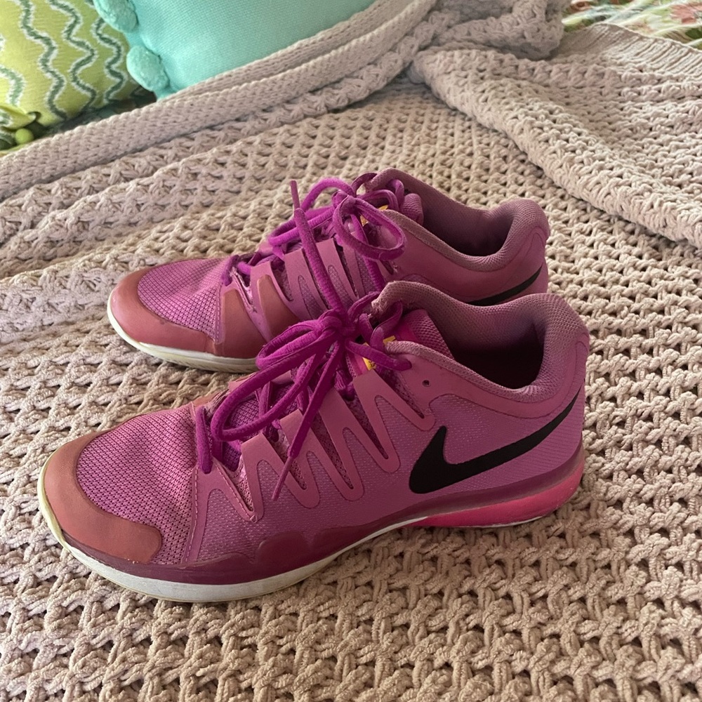 Tennis court shoes